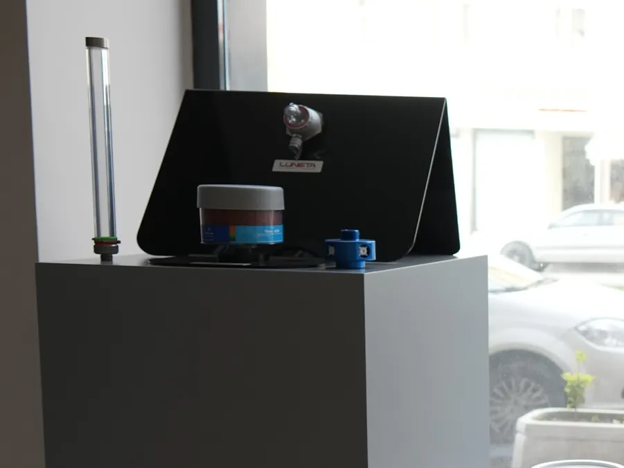 Oilsan showroom’unda Luneta teşhir standı: Column kolon seviye göstergesi ve gözetleme camı
