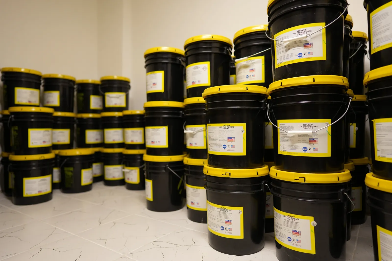 Oilsan İstanbul deposunda stoktaki NSF H1 tescilli HUSKEY™ 775 FMG gıda sınıfı gres kovaları