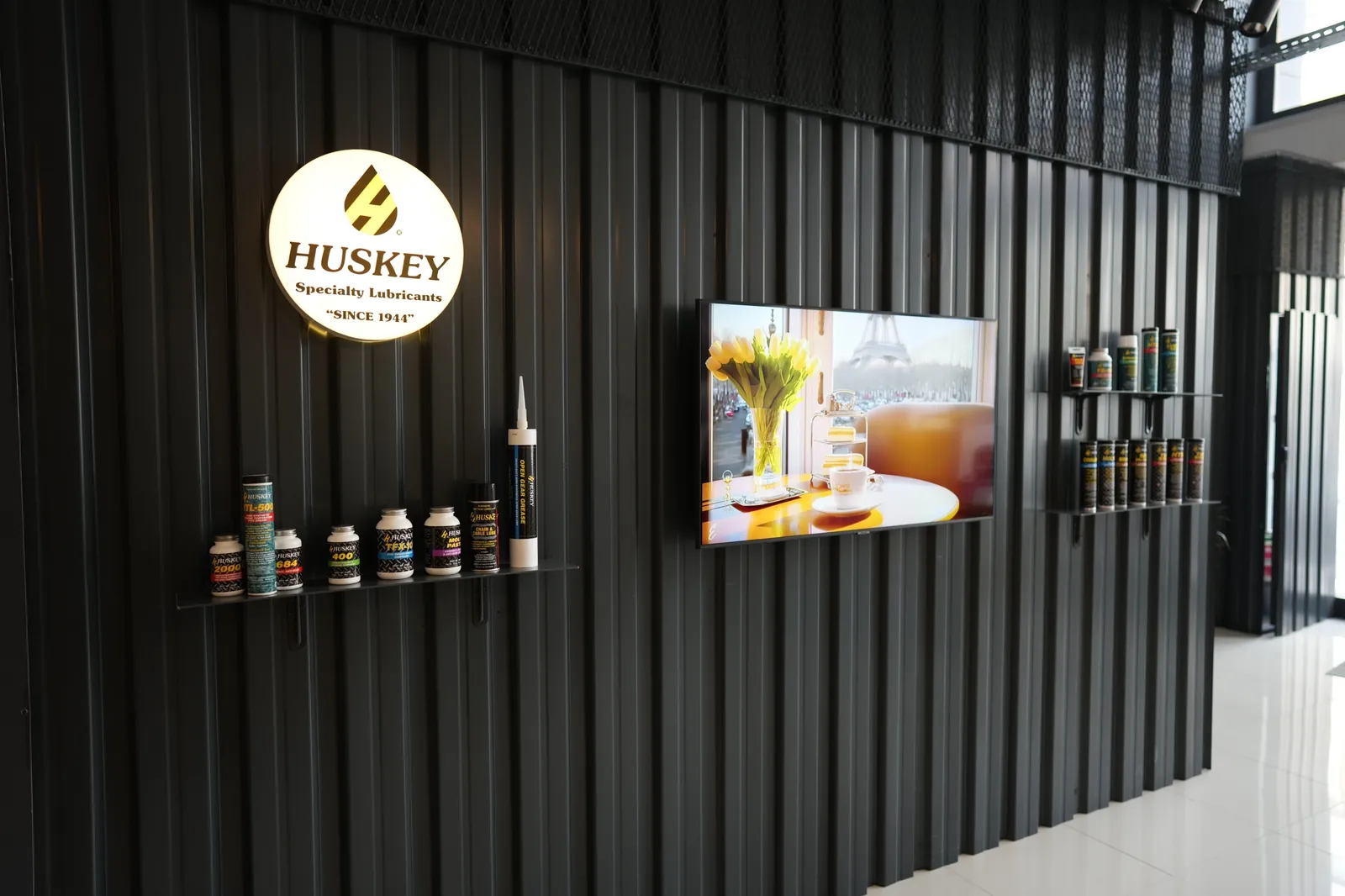 Oilsan'ın İstanbul Şişli'deki showroom'unda HUSKEY Specialty Lubricants ürün duvarı