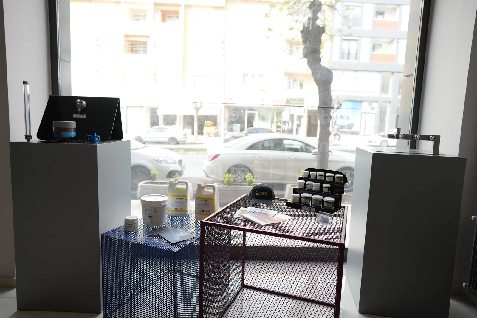 Oilsan showroom vitrini: Luneta kondisyon izleme ürünleri ve HUSKEY™ yağ ve gres numuneleri