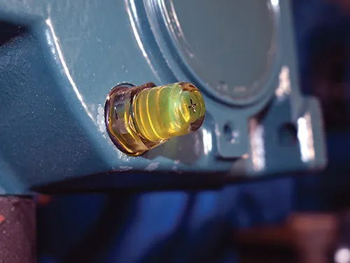 Redüktör gövdesine takılmış Luneta Sight Glass, yağ seviyesi artı işaretinde